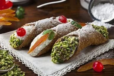 Cannoli - különböző ízekkel mint pisztácia, túró, csokoládé, stb.