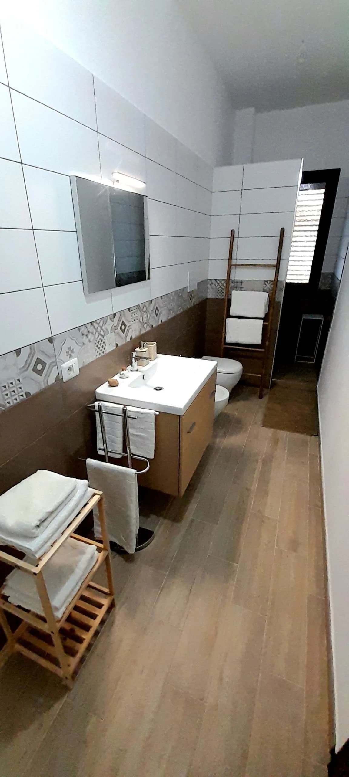 Közös helyiségű fürdő és WC